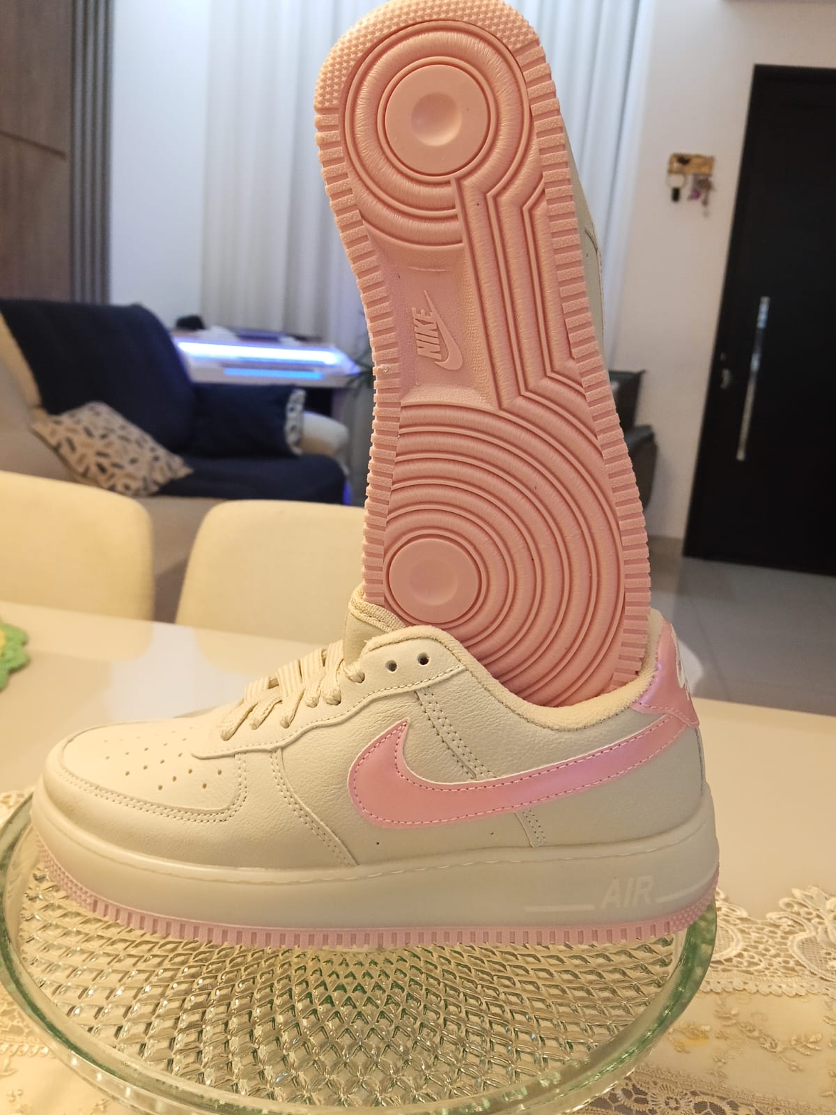 Tênis Nike Air Force branco com detalhe rosa e solado rosa