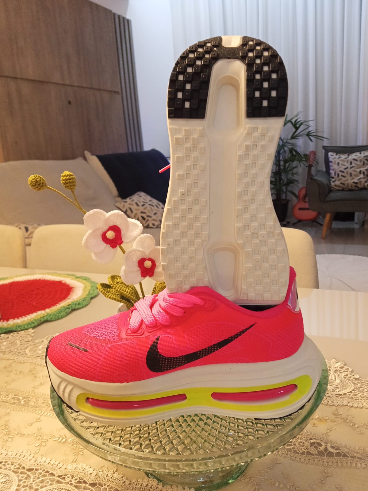Tênis Nike rosa neon de corrida com solado em prato de vidro