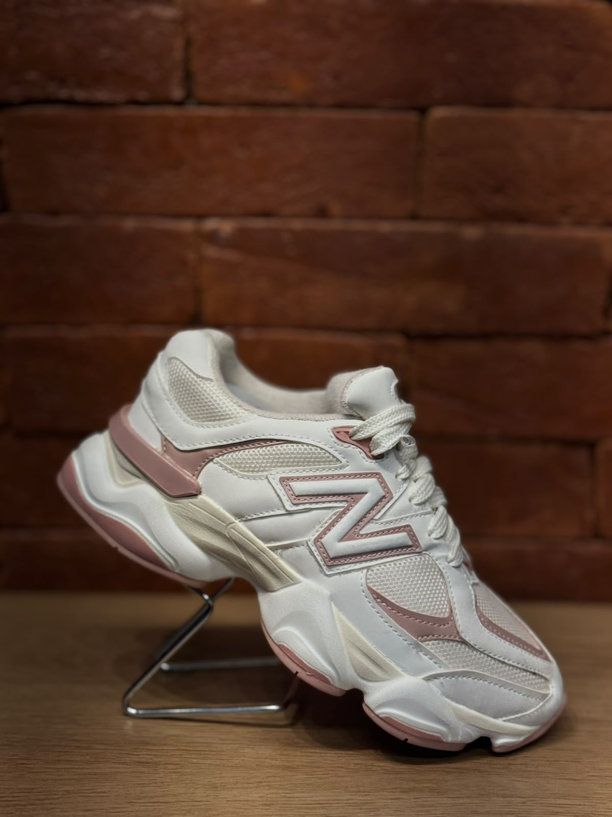 Tênis off-white com detalhe rosa