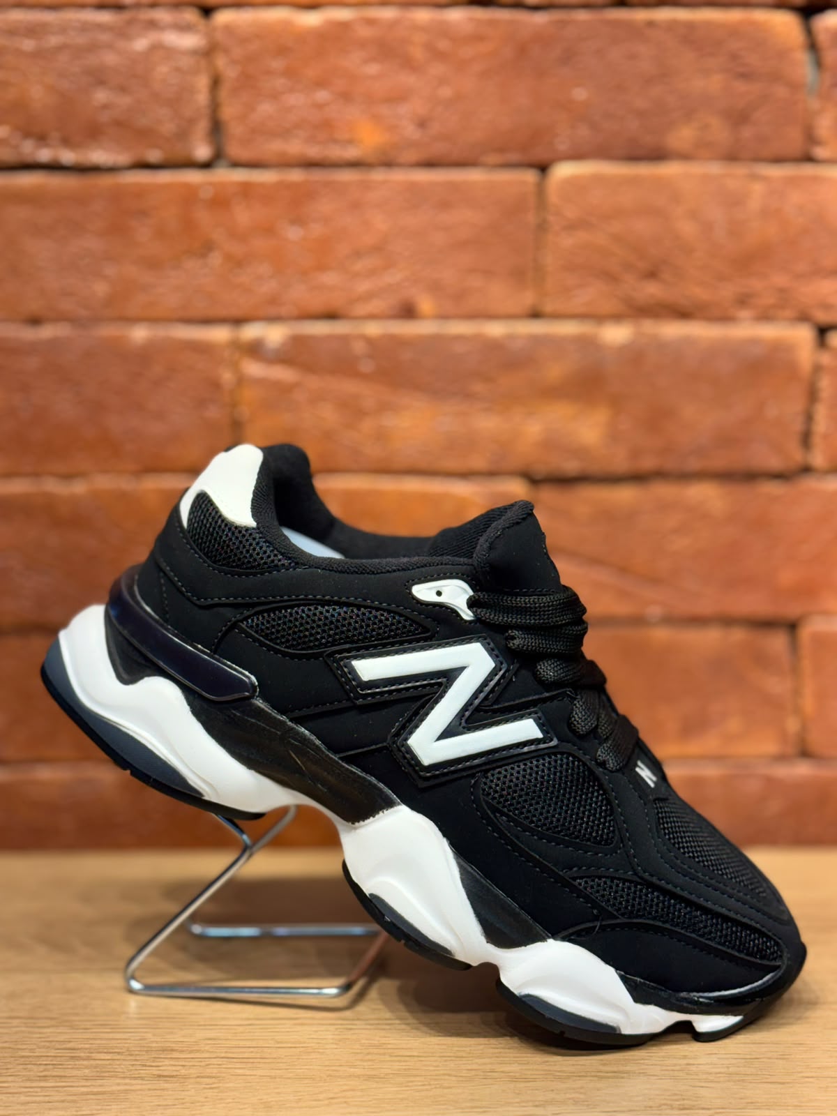 Tênis preto e branco
