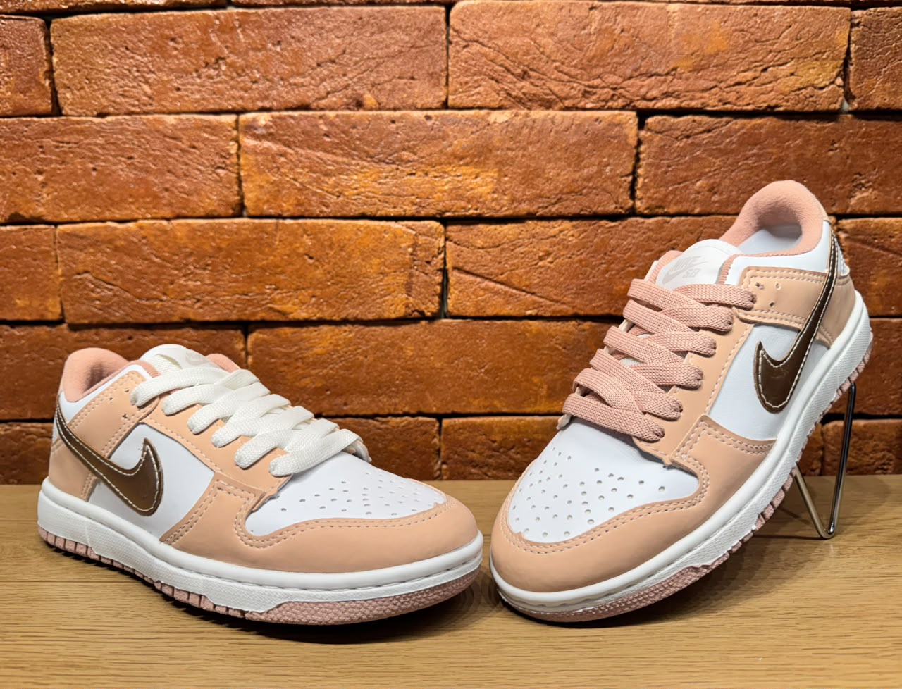 Par de tênis rosa e branco