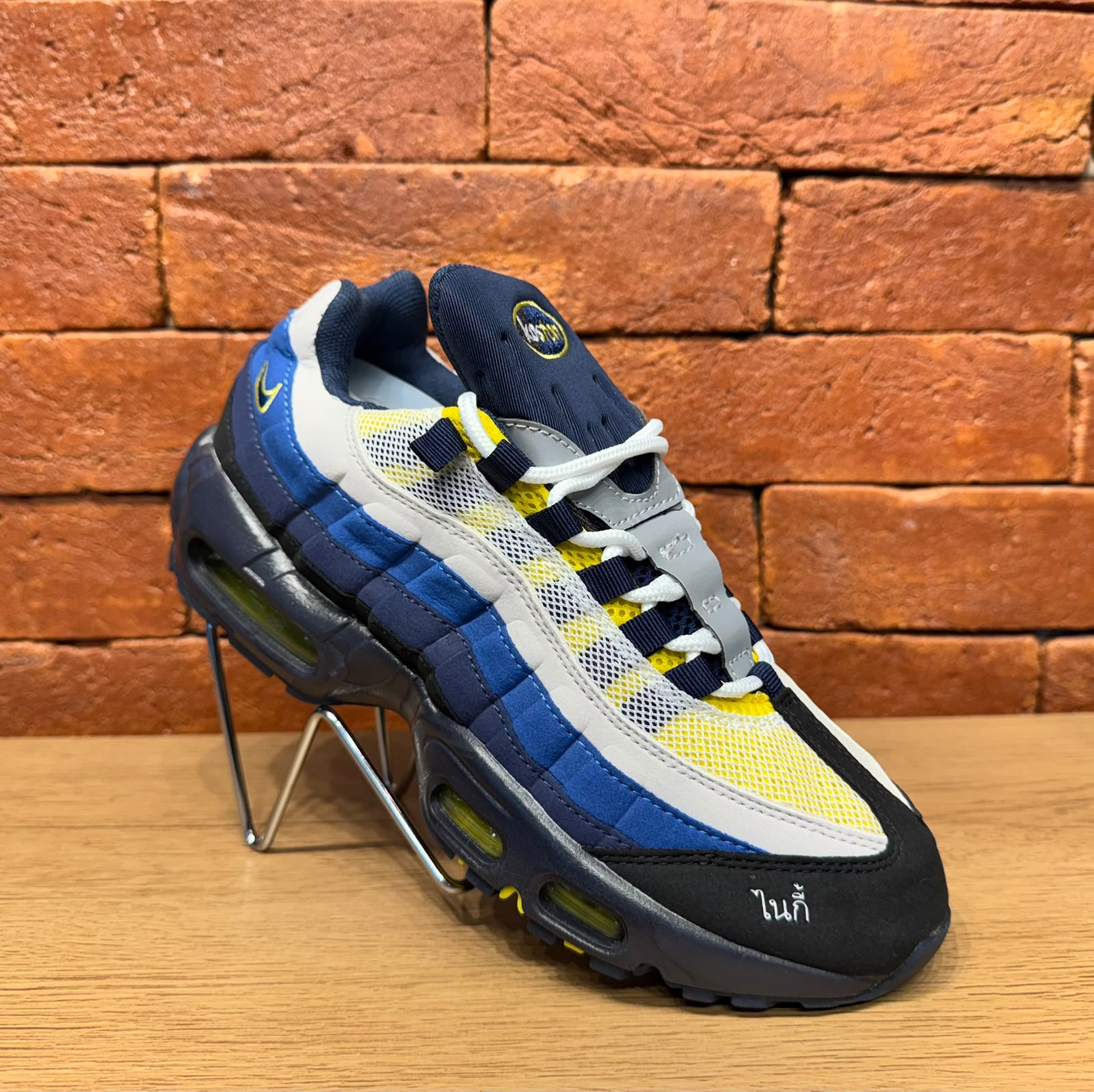 Tênis azul e amarelo