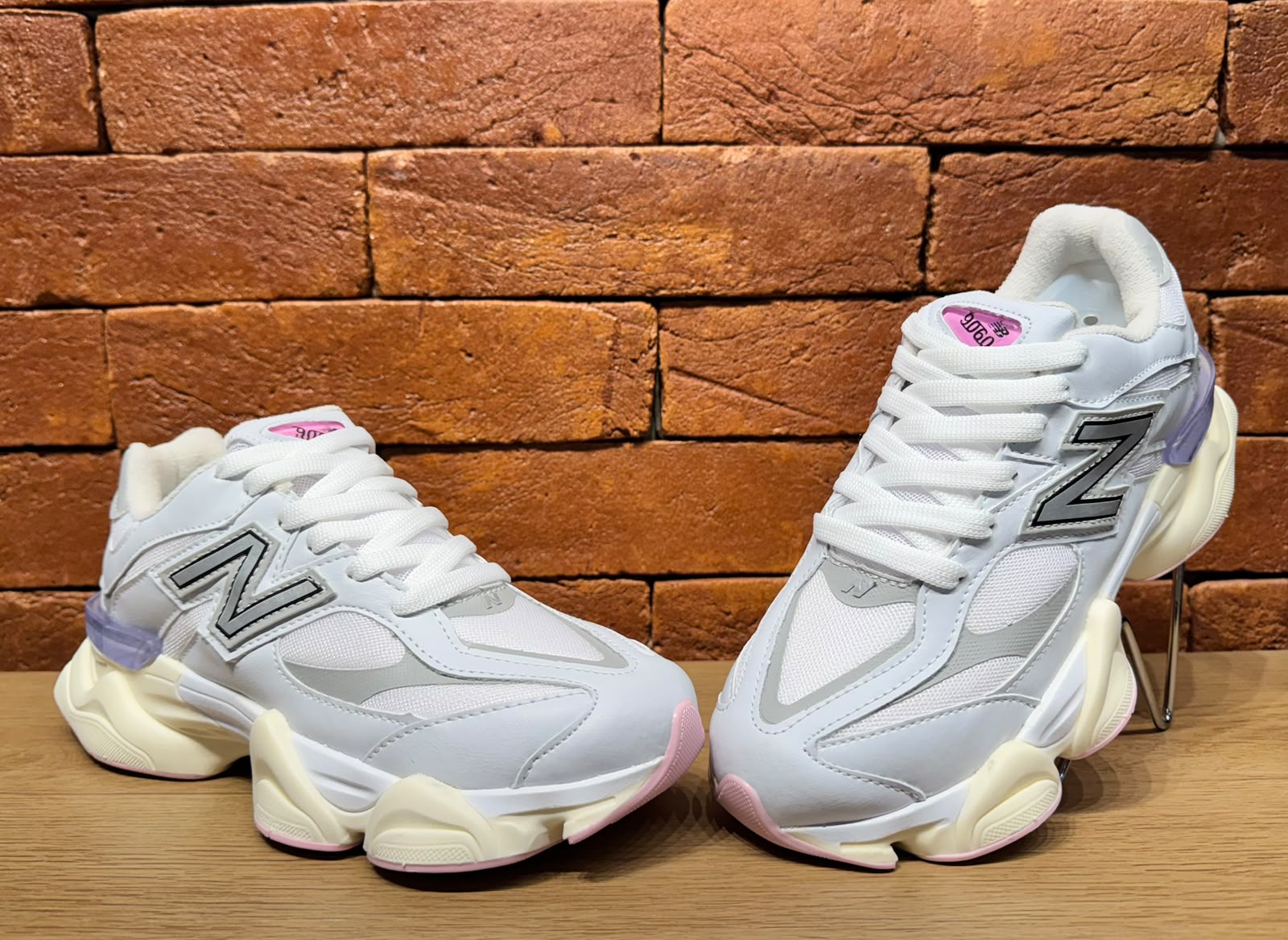 Par de tênis brancos com detalhe rosa