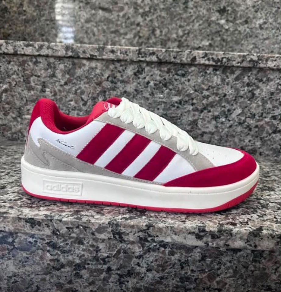 Tênis vermelho e branco