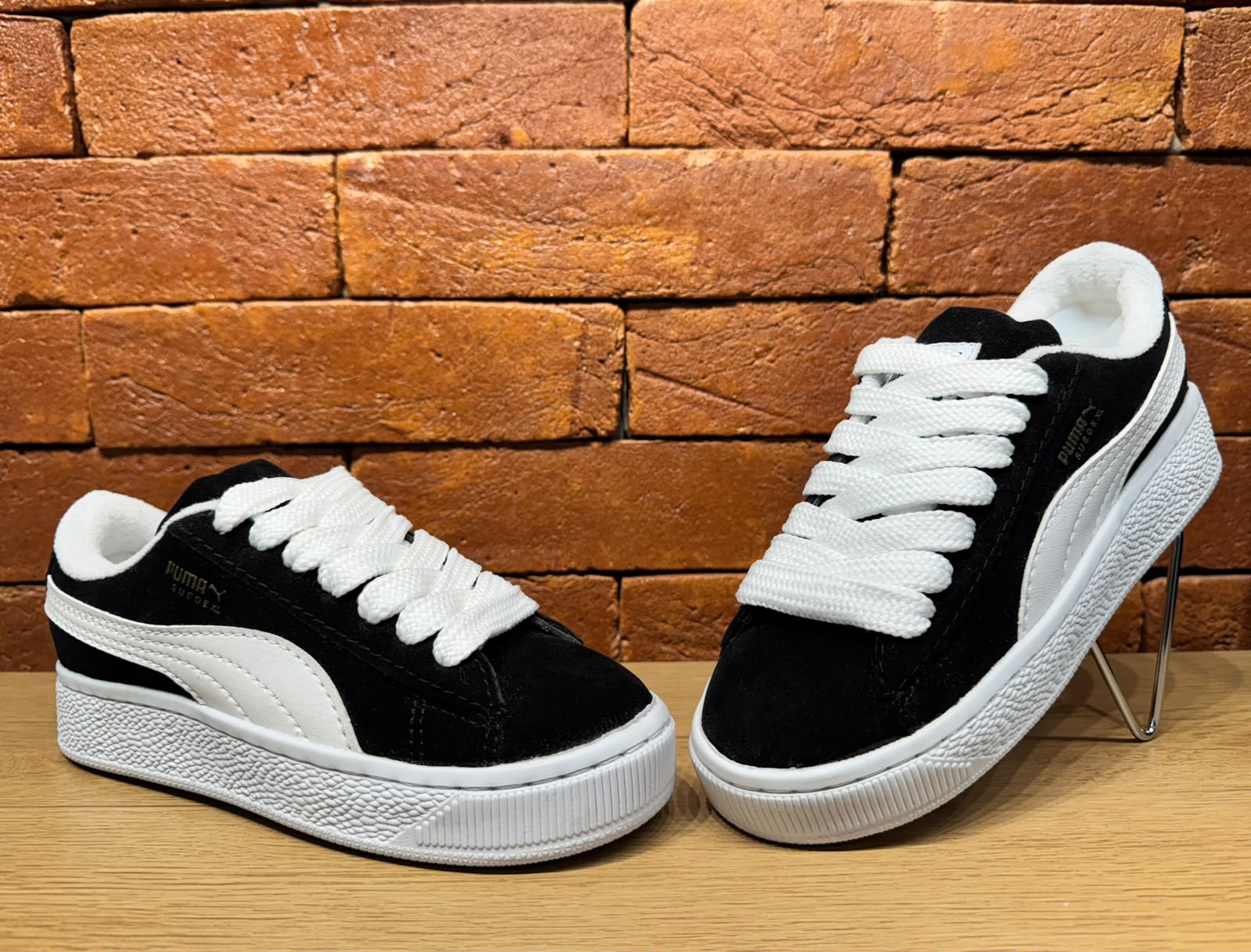 Par de tênis pretos com detalhe branco